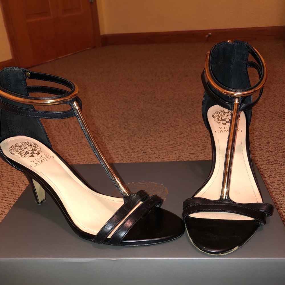 Short heeled shoes